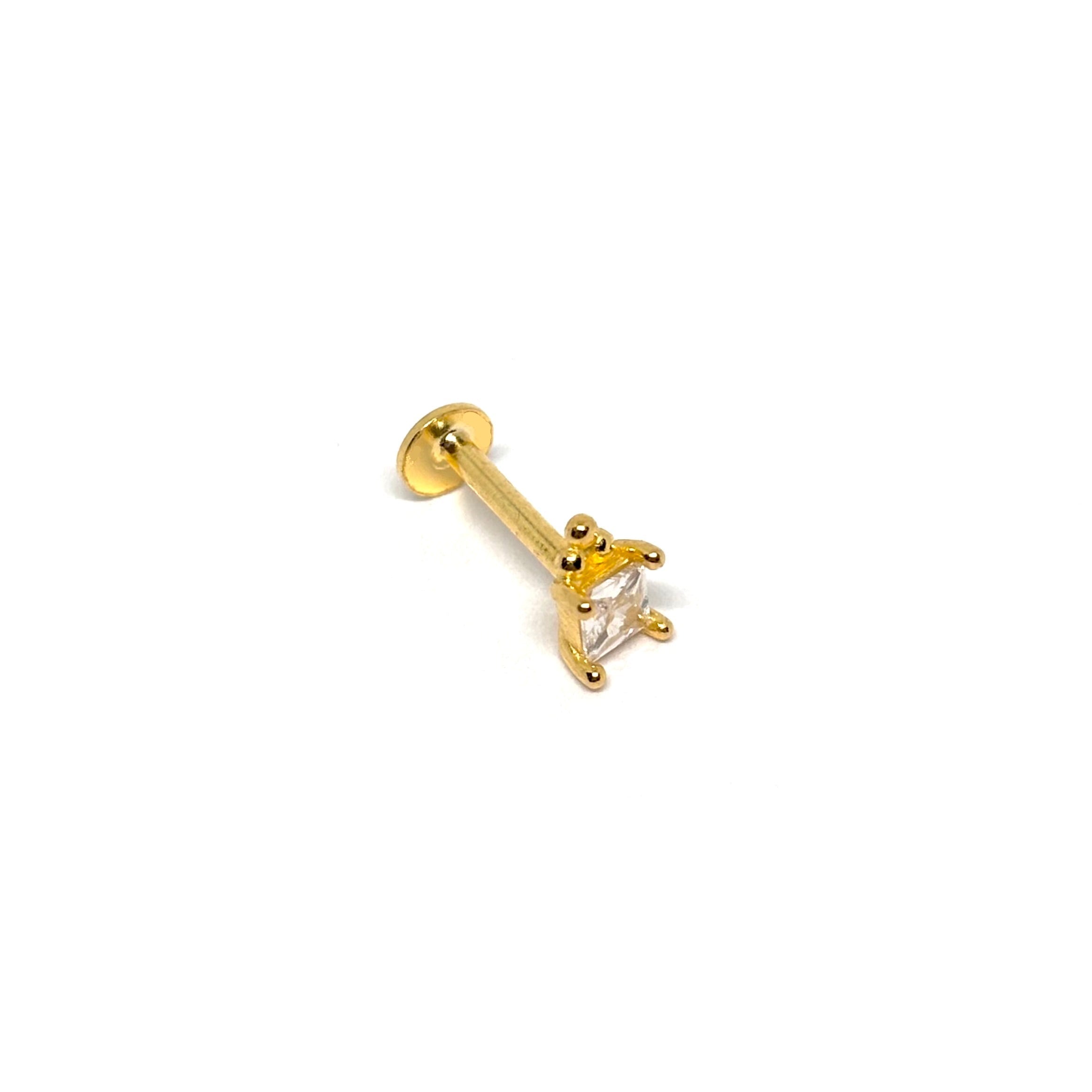 Boucle d’oreille clou femme en argent 925 doré à l’or 18k, sertie d’un zircon carré taille princesse et de billes dorées asymétriques. Bijou design minimaliste et lumineux, au style chic et contemporain, idéal pour un look raffiné, artistique ou moderne.